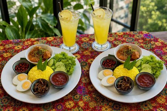 60th Anniversary - Nasi Royale Chicken Rendang - ОЗО George Town Пенанг